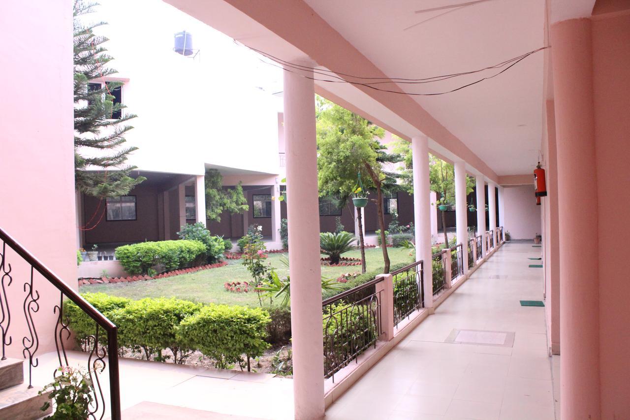 Greenwood Hotel Bhīm Tāl Dış mekan fotoğraf